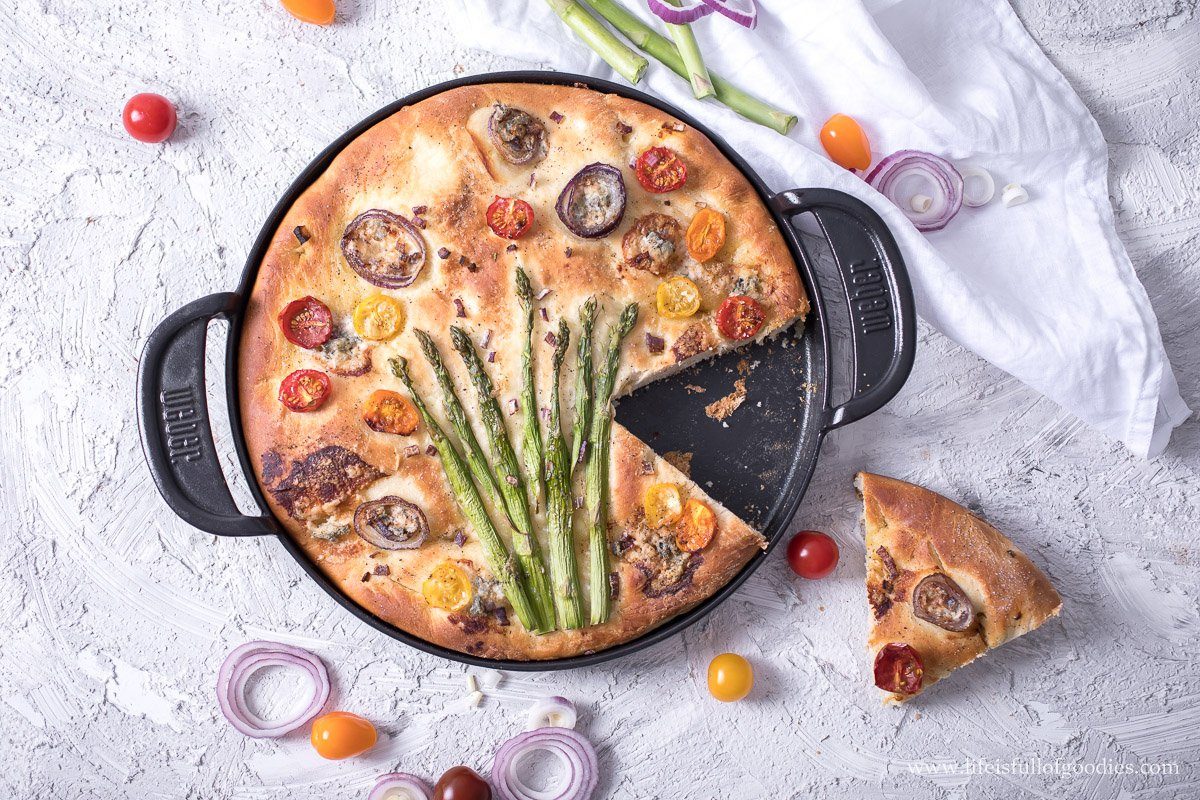 Focaccia mit grünem Spargel und Gorgonzola
