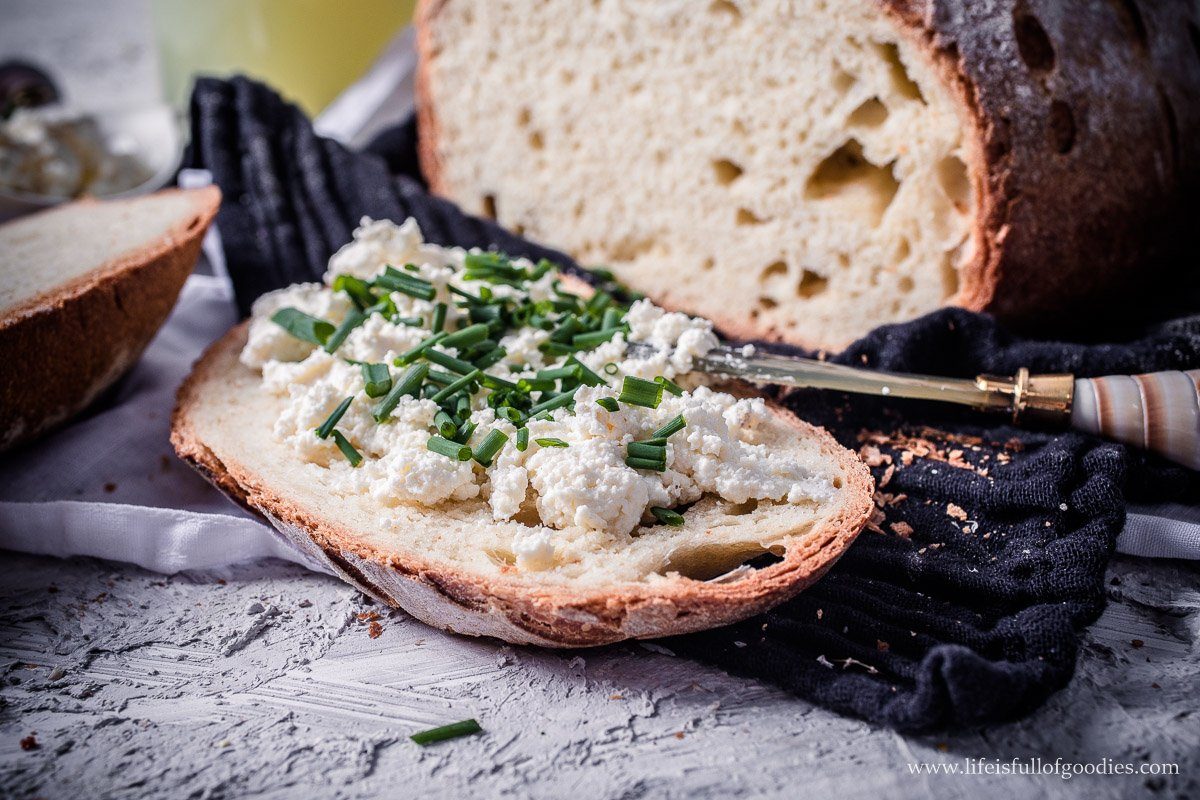 Selbstgemachter Frischkäse samt Molke