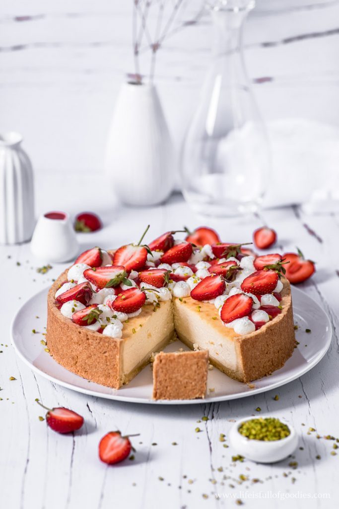 Cheesecake New York Style mit Erdbeeren - Life Is Full Of Goodies