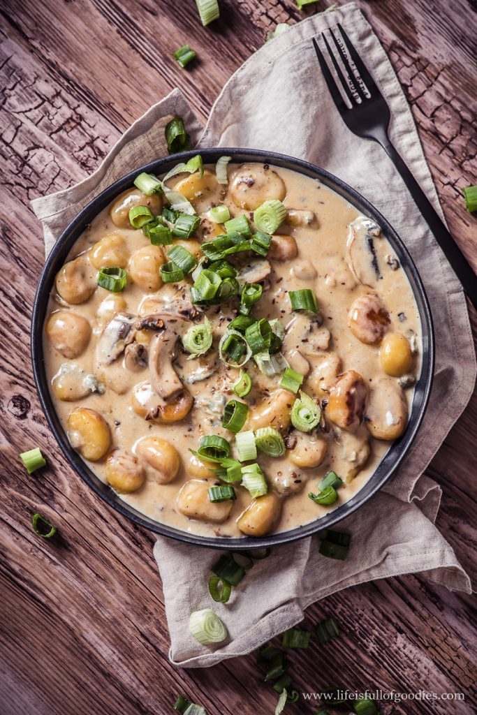 Gnocchi mit Champignons und Gorgonzola-Sahnesauce - Life Is Full Of Goodies