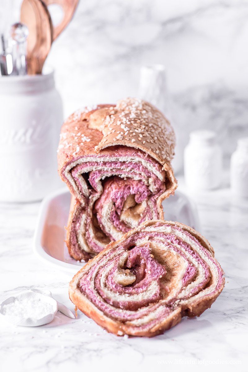 Rosa Zimtschneckenkuchen - mit Farbe aus lila Süßkartoffeln
