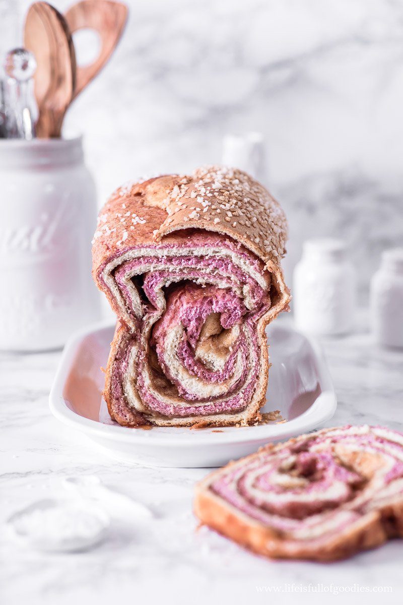 Rosa Zimtschneckenkuchen - mit Farbe aus lila Süßkartoffeln