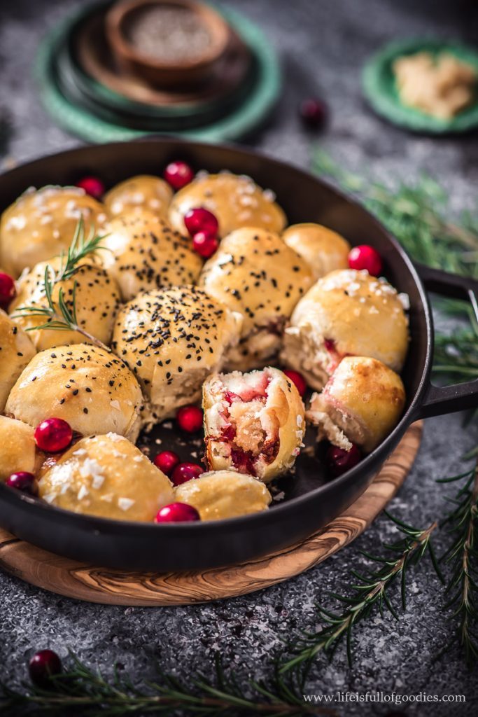 Brie Marzipan Kugelbrot mit Cranberries | Life Is Full Of Goodies