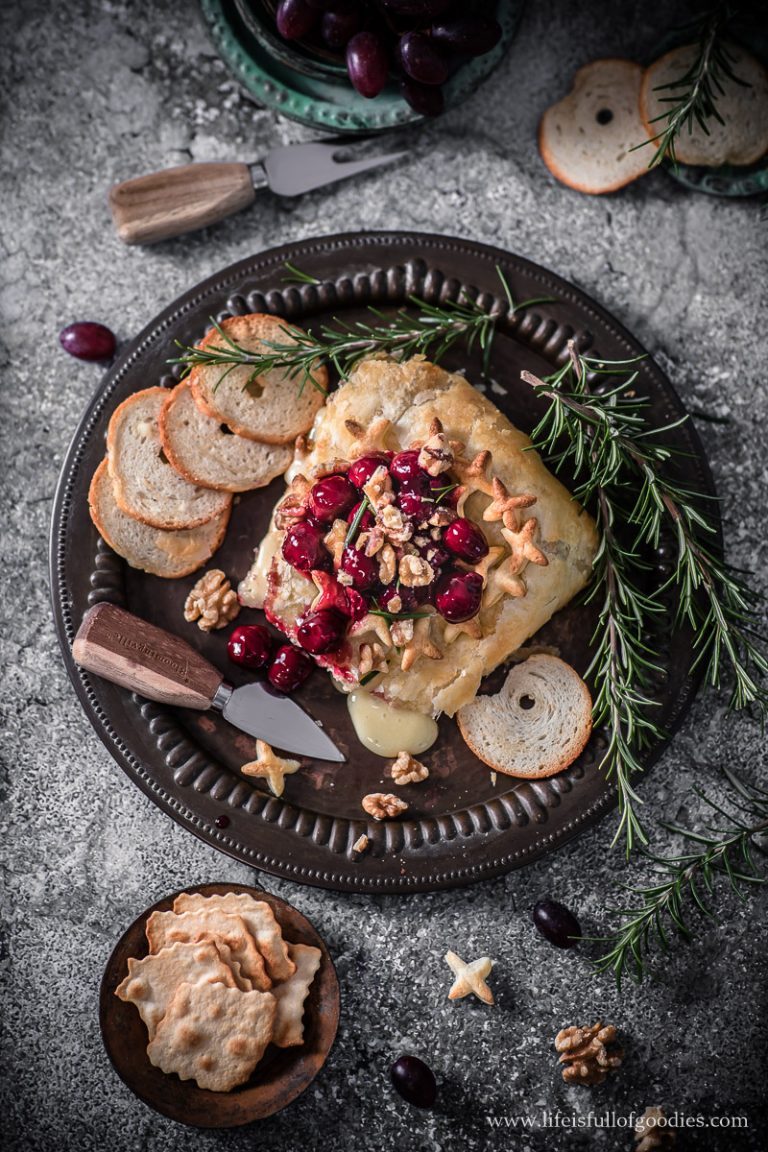 In Blätterteig gebackener Brie mit Kirschkompott - Life Is Full Of Goodies
