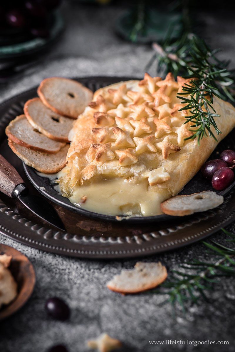 In Blätterteig gebackener Brie mit Kirschkompott