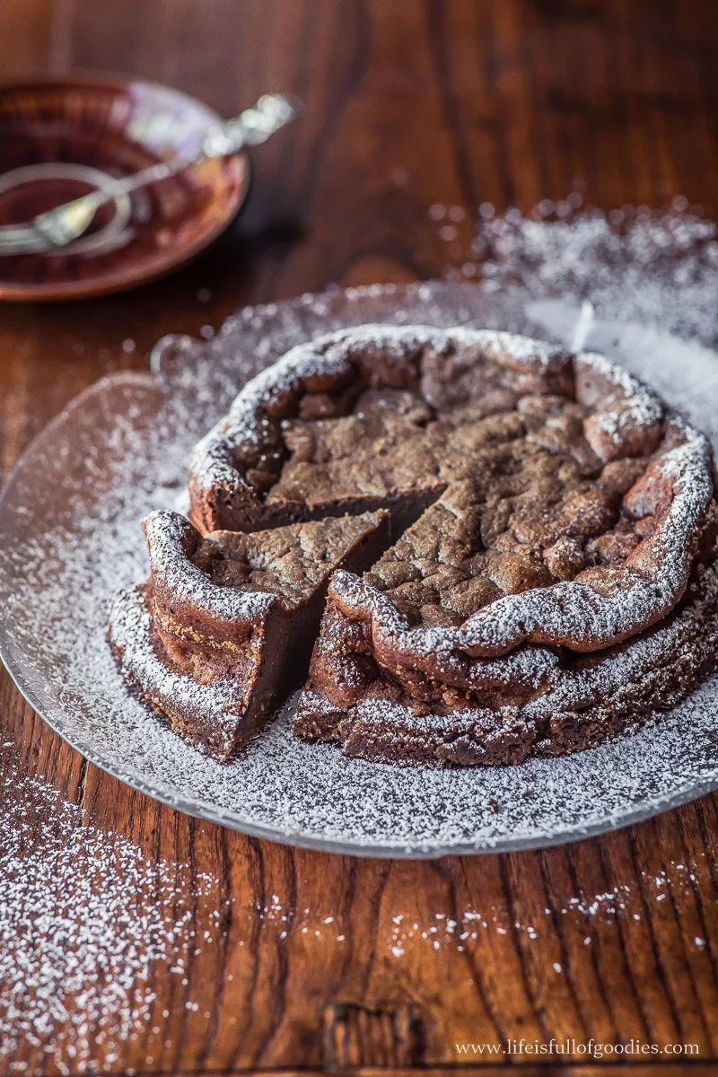 angeschnittener Kaffee Käsekuchen