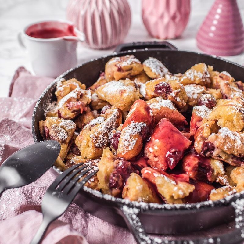 Kirsch Kaiserschmarrn mit Zimtkirschsauce - Life Is Full Of Goodies