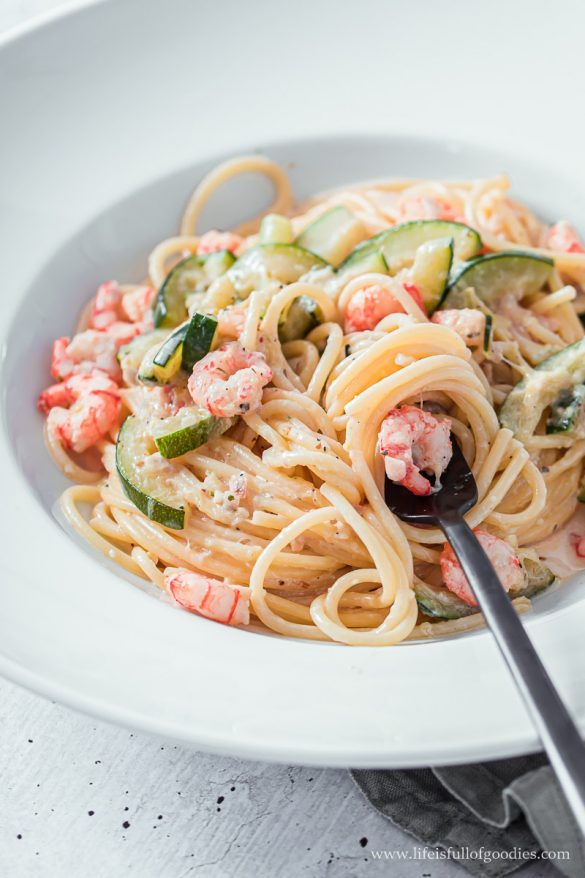 Spaghetti mit Sahnesauce, Zucchini und Shrimps