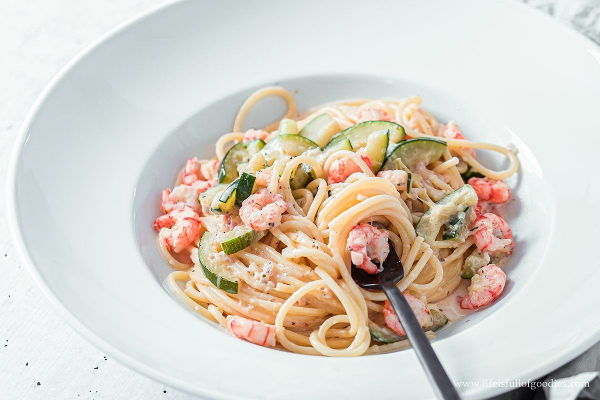 Spaghetti mit Sahnesauce, Zucchini und Shrimps 