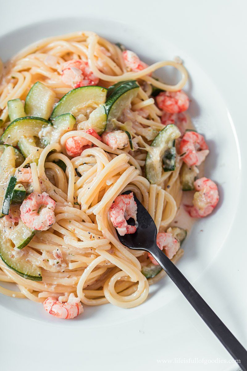 Spaghetti mit Sahnesauce, Zucchini und Shrimps 