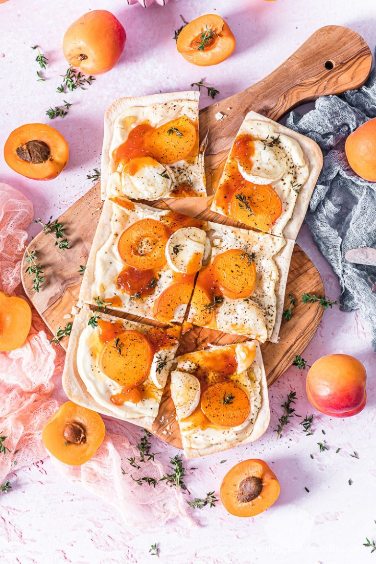 Flammkuchen mit Aprikosen und Ziegenkäse | Life Is Full Of Goodies