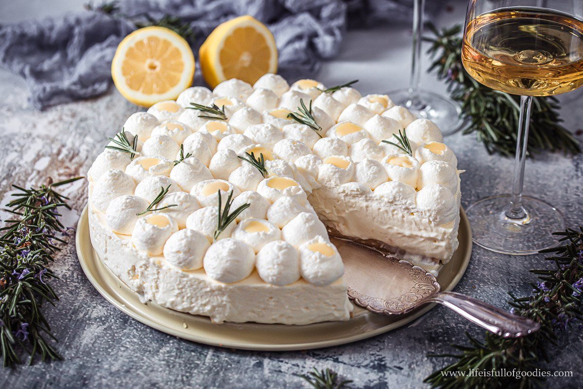 Zitronencreme Tarte im Anschnitt Querformat