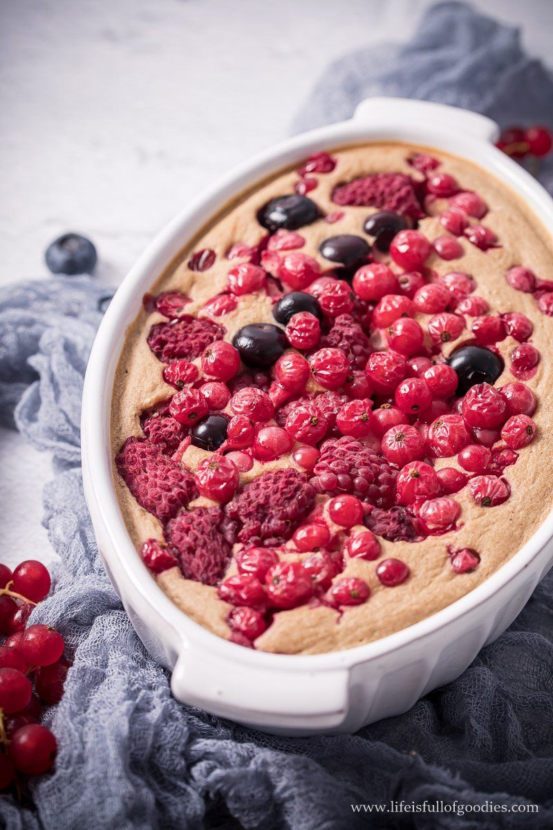Banana Baked Oats mit Beeren, image size:800x1200