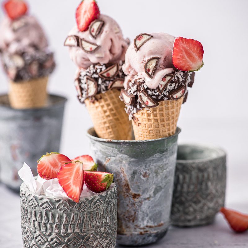 Erdbeer Eis mit Erdbeer Joghurt Schokolade - Life Is Full Of Goodies