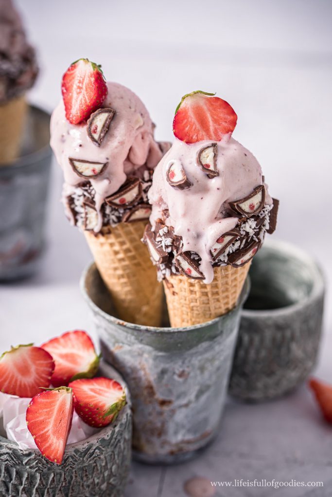 Erdbeer Eis mit Erdbeer Joghurt Schokolade - Life Is Full Of Goodies