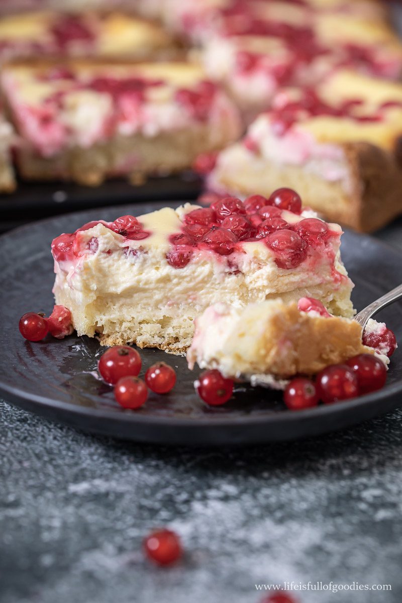 cremiger Kuchen mit Johannisbeeren