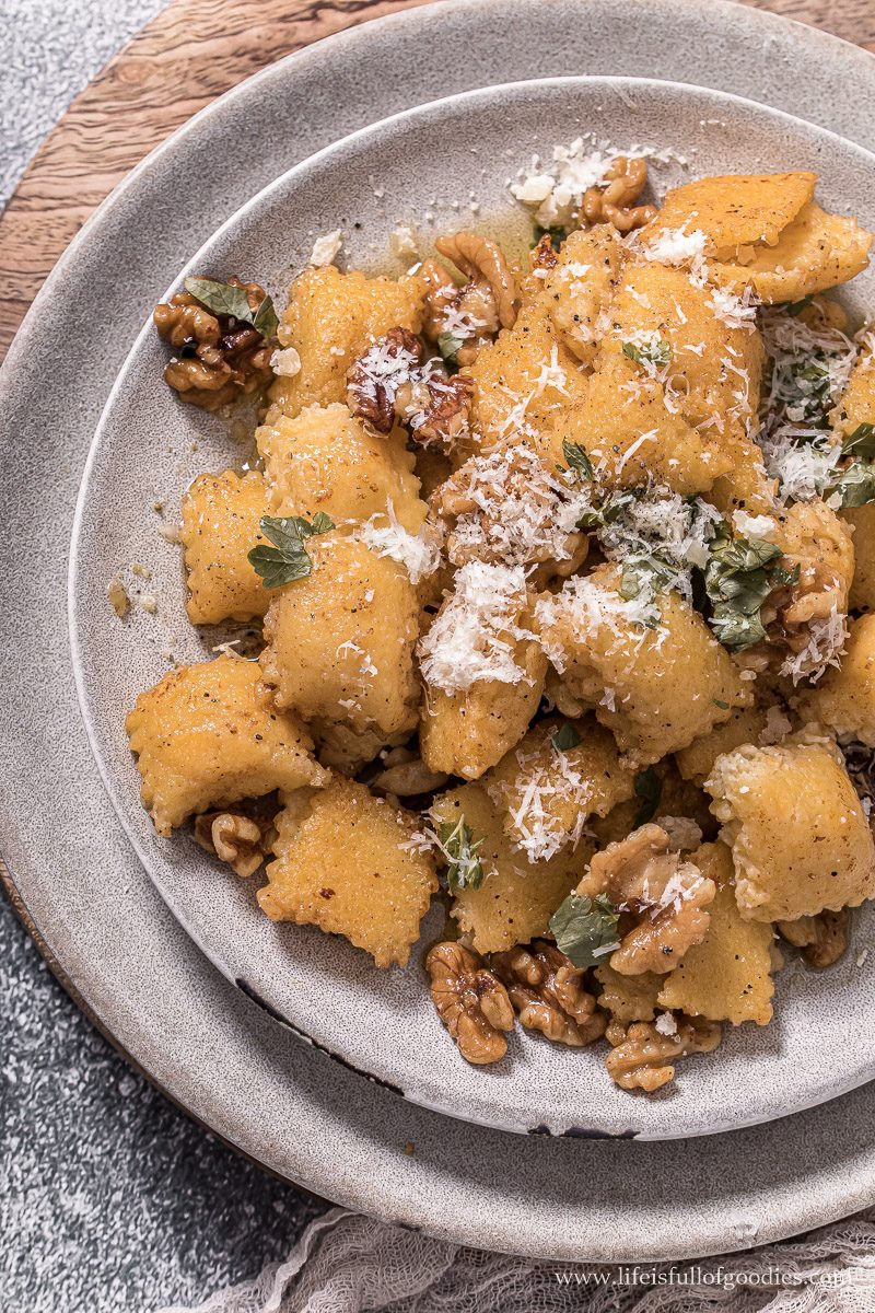 Ravioli mit Parmesan Kartoffel Füllung und gebräunter Butter | Life Is ...