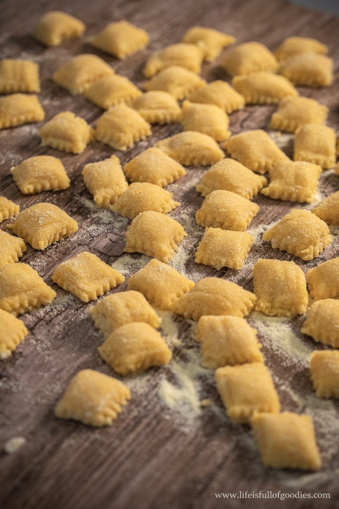 Ravioli mit Parmesan Kartoffel Füllung und gebräunter Butter | Life Is ...