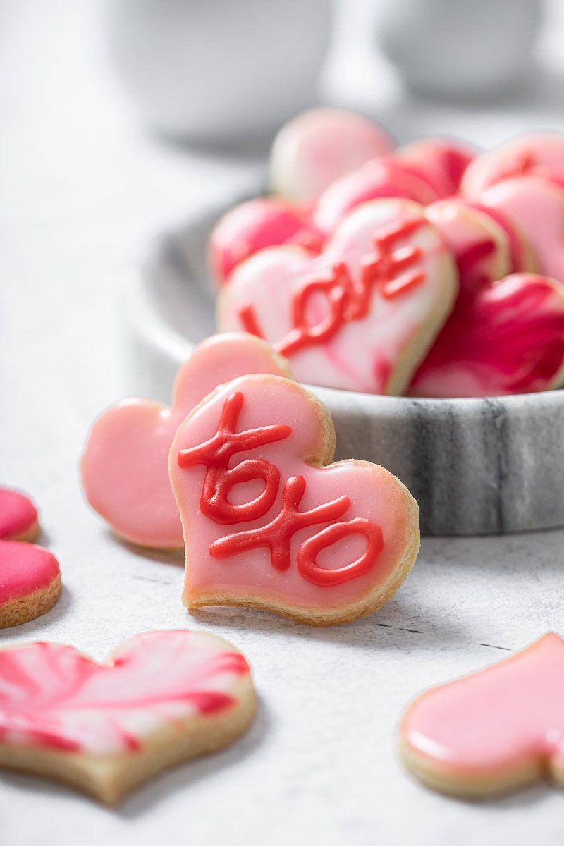 Herz Kekse mit Liebesbotschaft zum Valentinstag