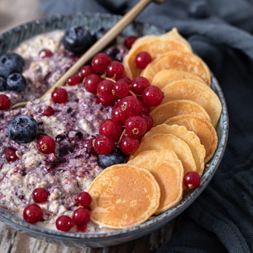 Hirse Porridge Bowl mit Frucht und Mini Pancake