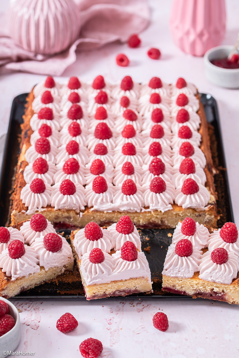 Himbeer-Blechkuchen mit Cremetopping