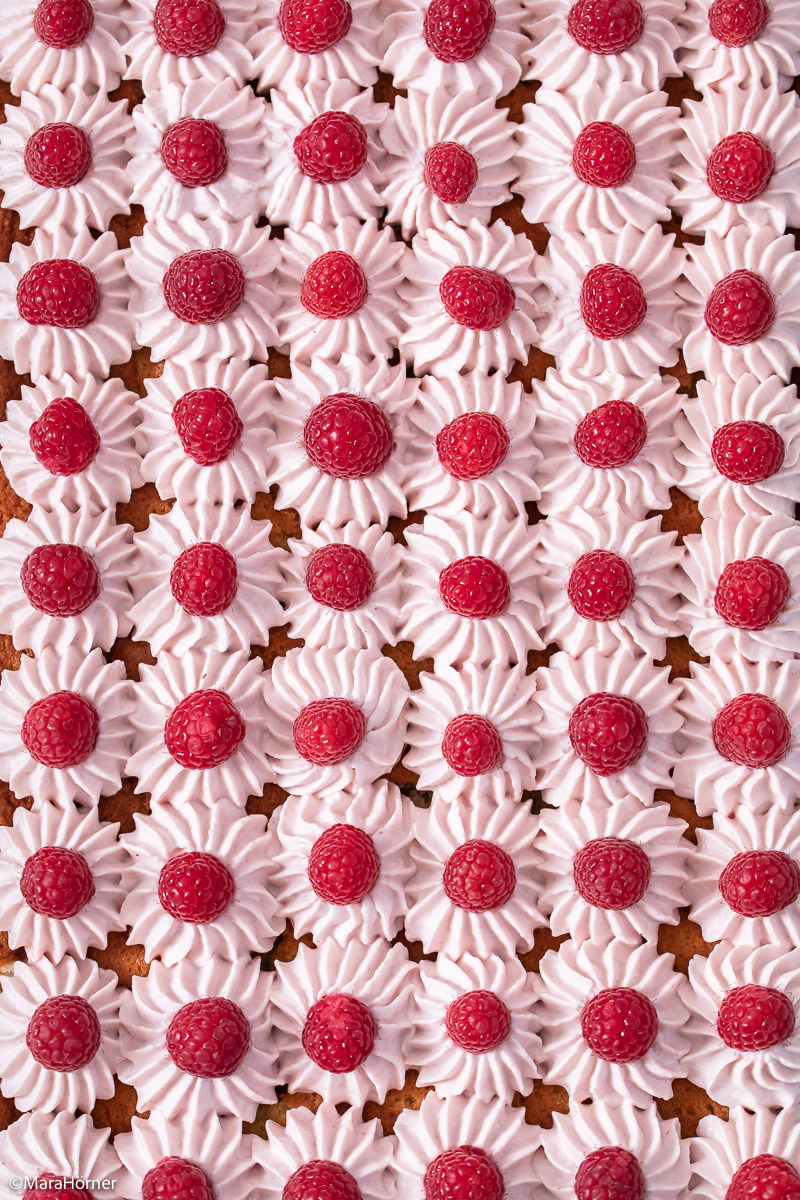 Muster mit Himbeeren und Cremetopping