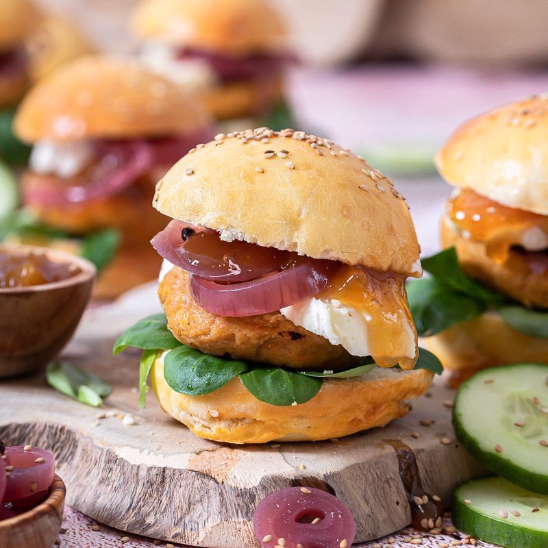 Mini Burger mit Kichererbsen Patty, Camembert und Marille Life Is