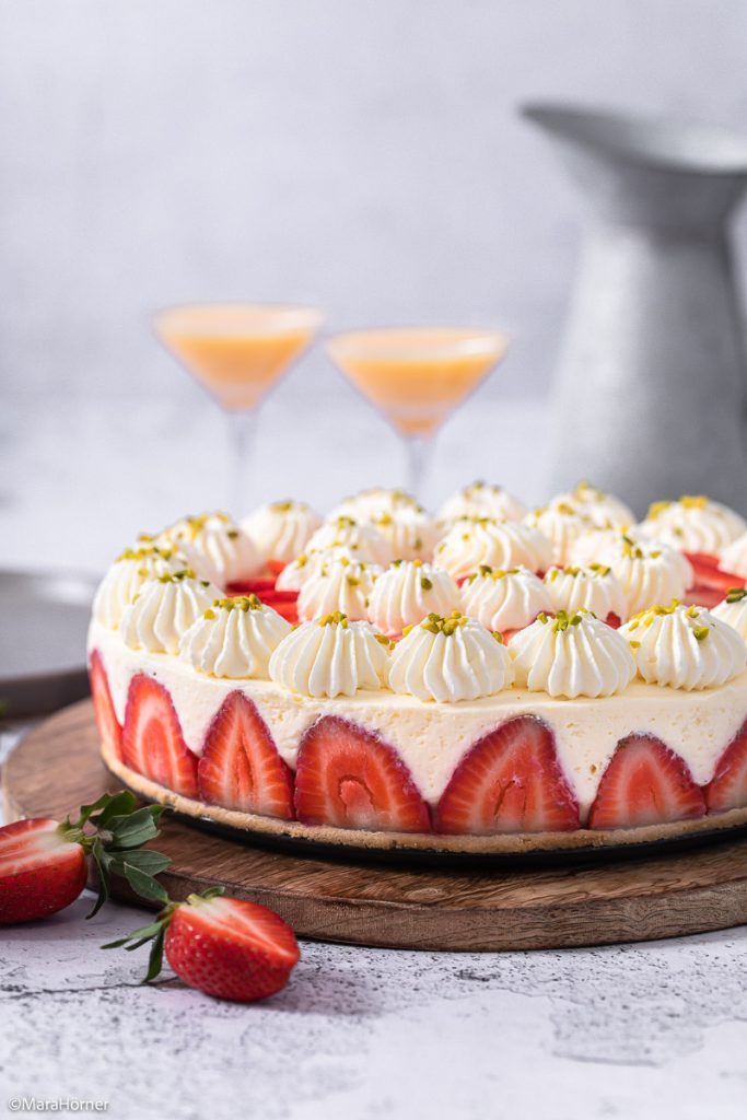 Eierlikörmousse Torte mit Erdbeeren | Life Is Full Of Goodies