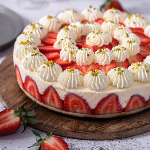 Eierlikörmousse Torte mit Erdbeeren