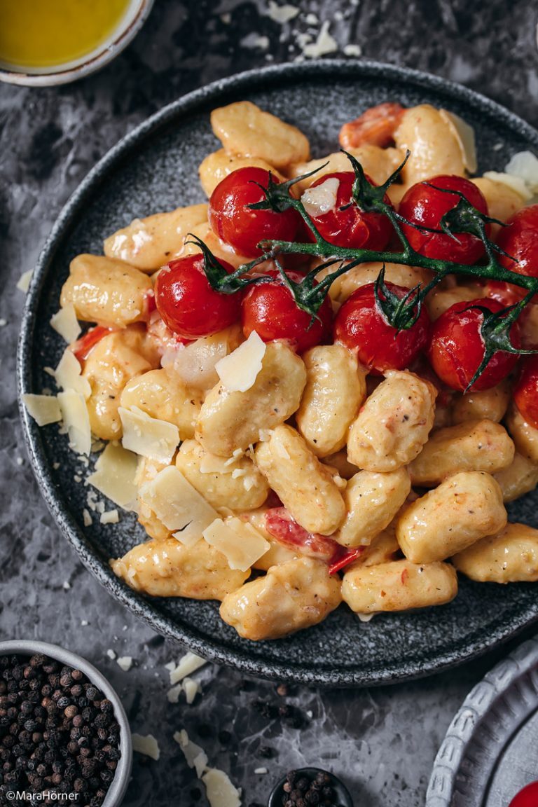 Selbstgemachte Kartoffel Gnocchi mit geschmolzenen Tomaten | Life Is ...