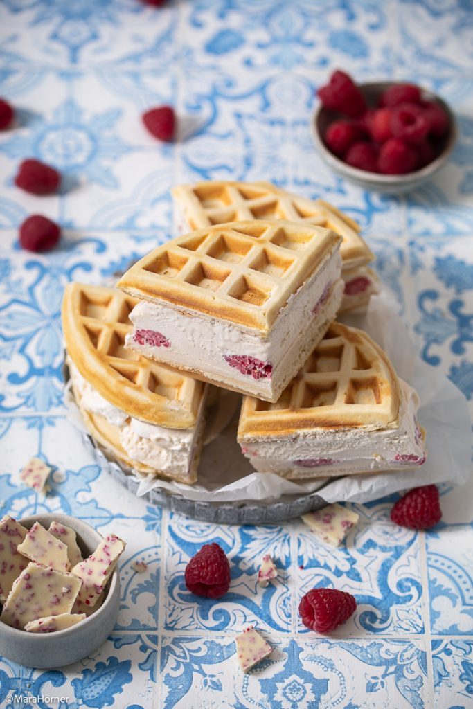 Vanilleeis Waffel Sandwiches mit Himbeeren zum Tag der Milch | Life Is ... Vanilleeis Waffel Sandwiches mit Himbeeren zum Tag der Milch | Life Is ...