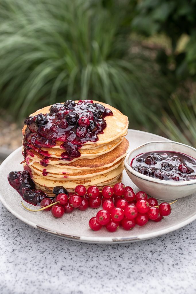 Buttermilk Pancakes mit Beerenkompott | Life Is Full Of Goodies