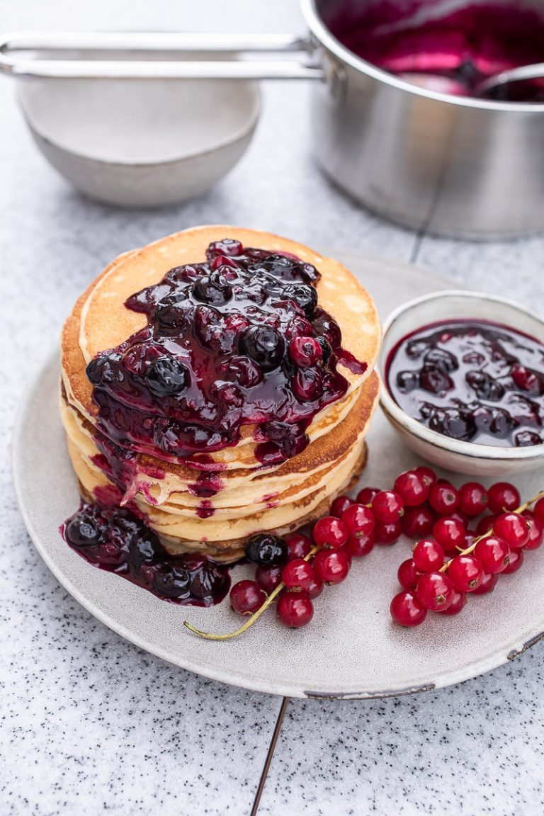 Buttermilk Pancakes mit Beerenkompott | Life Is Full Of Goodies