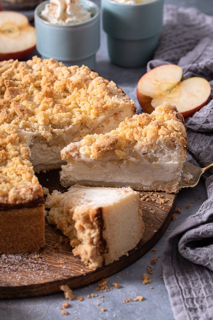 Vanille Käsekuchen mit Apfel und Streuseln | Life Is Full Of Goodies