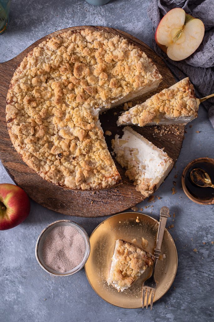 Vanille Käsekuchen mit Apfel und Streuseln | Life Is Full Of Goodies