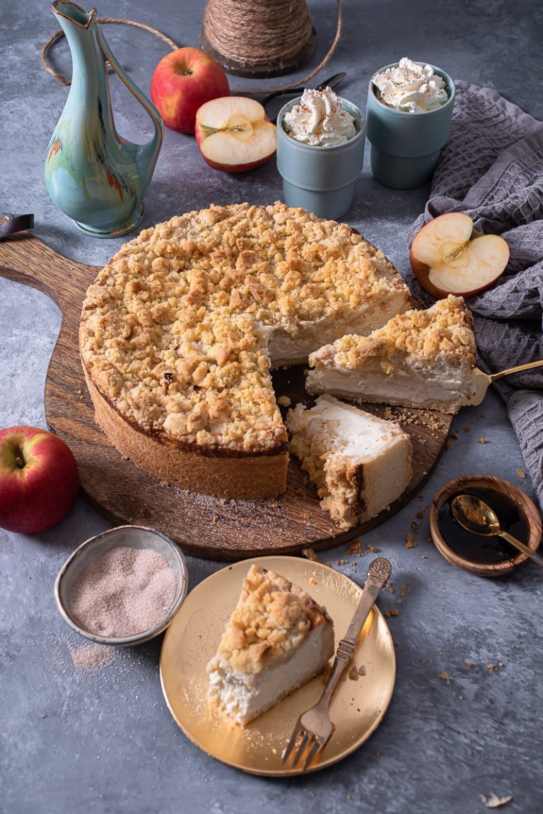 Vanille Käsekuchen mit Apfel und Streuseln | Life Is Full Of Goodies