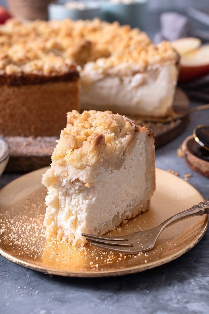 Vanille Käsekuchen mit Apfel und Streuseln | Life Is Full Of Goodies