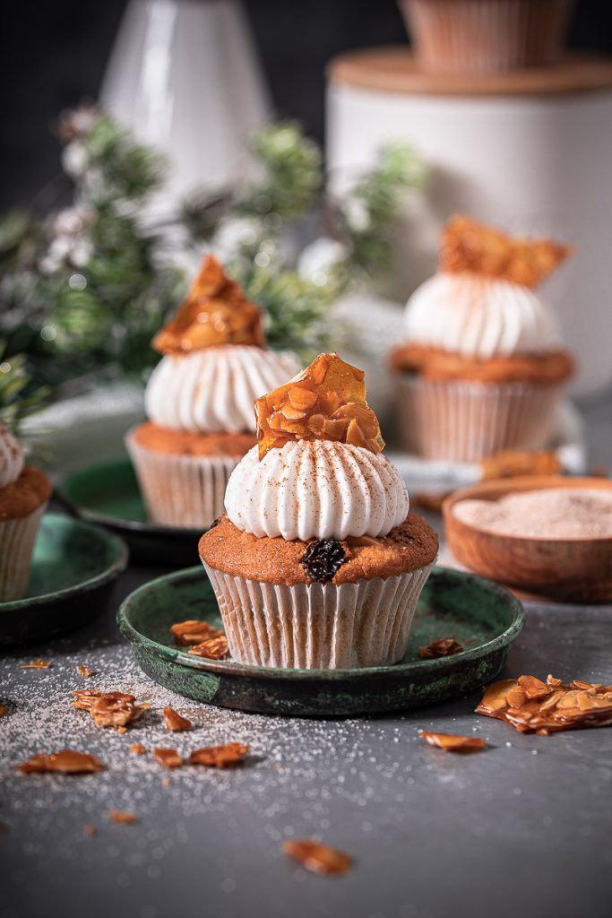 Bratapfel Cupcakes mit Cremetopping und Krokant | Life Is Full Of Goodies