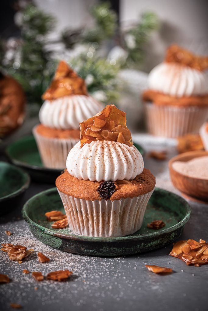 Bratapfel Cupcakes mit Cremetopping und Krokant | Life Is Full Of Goodies