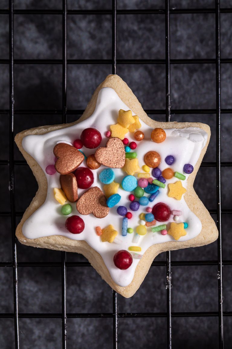 Buttergebäck mit schneeweißem Guss und Zuckerstreuseln | Life Is Full ...