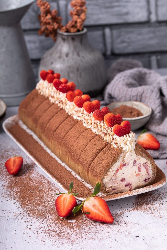 Erdbeer Tiramisu Rolle | Life Is Full Of Goodies