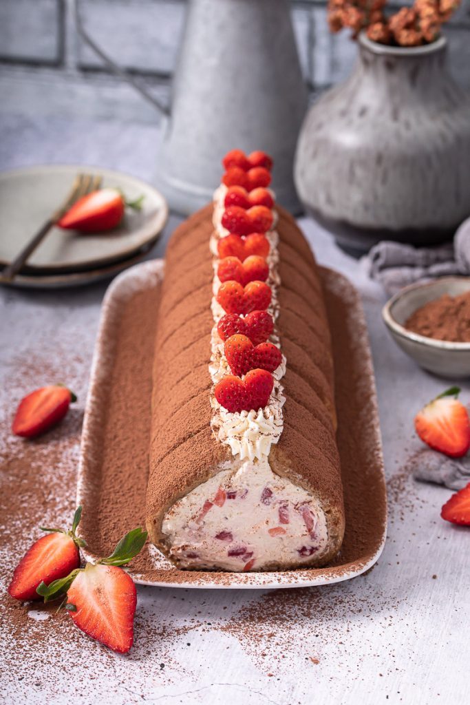 Erdbeer Tiramisu Rolle | Life Is Full Of Goodies