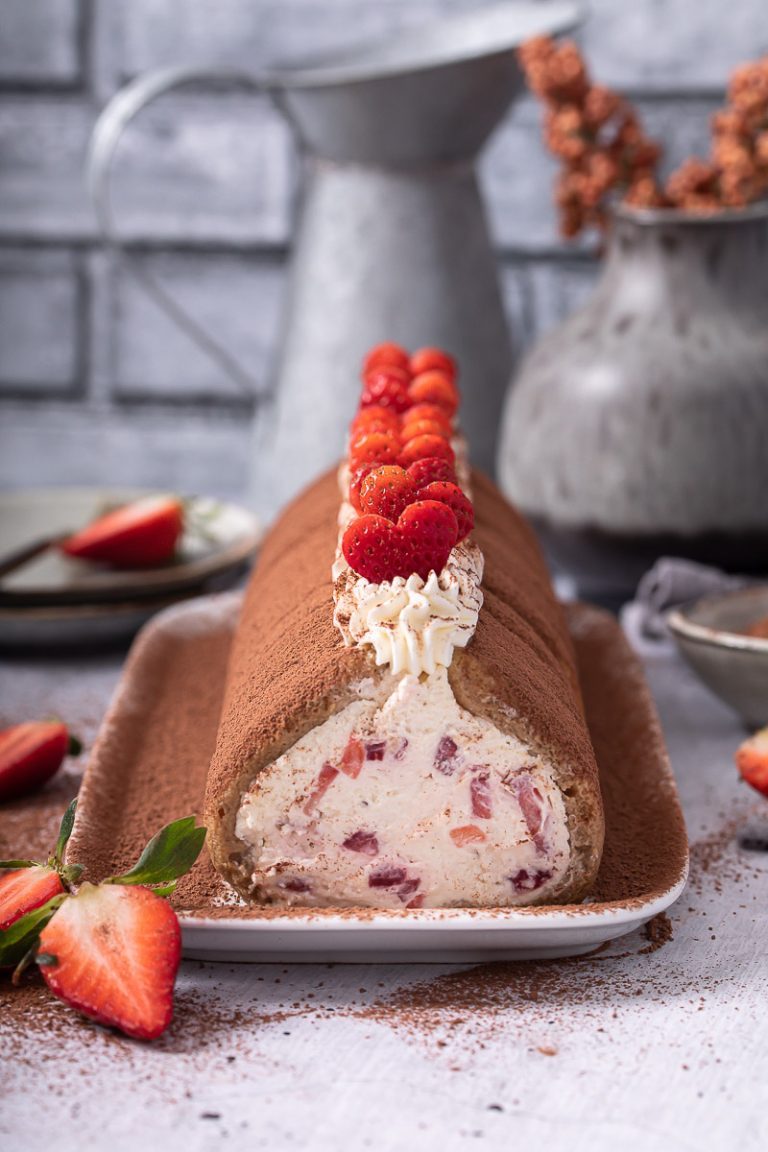 Erdbeer Tiramisu Rolle | Life Is Full Of Goodies
