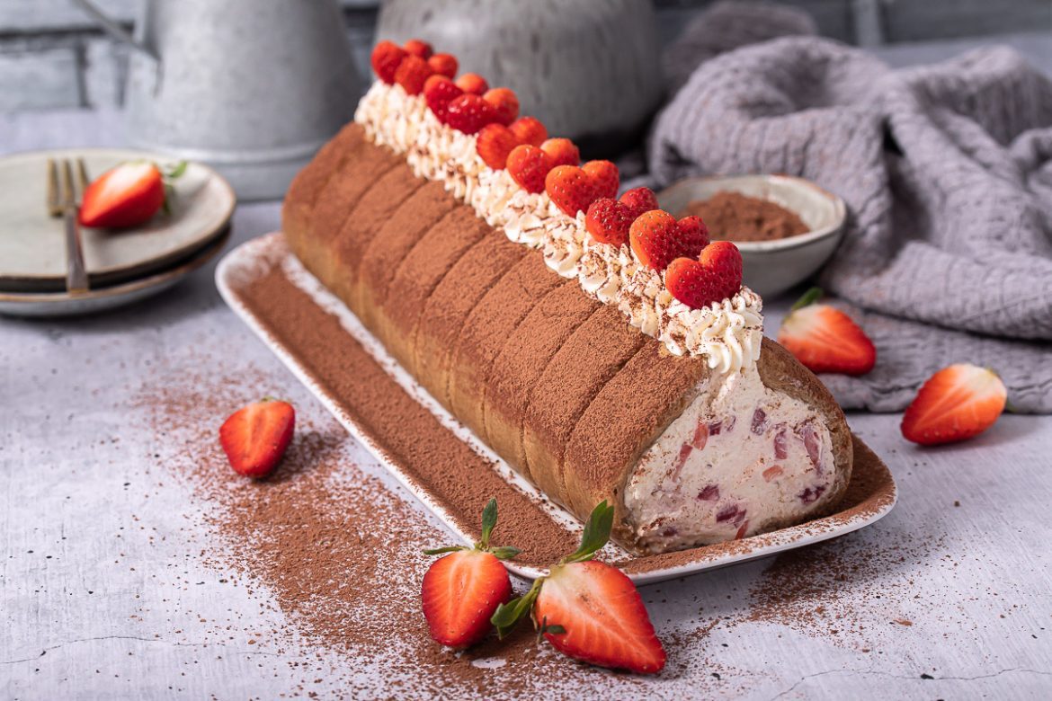 Erdbeer Tiramisu Rolle | Life Is Full Of Goodies