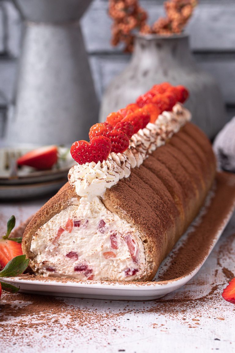 Erdbeer Tiramisu Rolle | Life Is Full Of Goodies