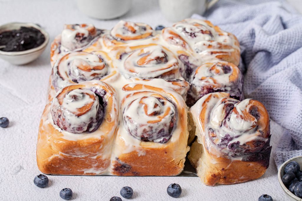 Blaubeerschnecken mit Blaubeerkonfitüre | Life Is Full Of Goodies