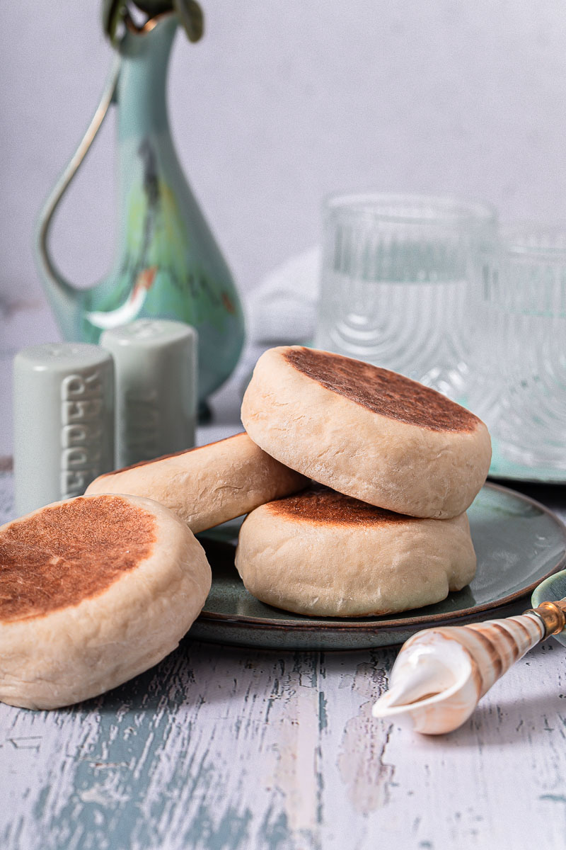 Gestapelte Frühstücksbrötchen aus der Pfanne