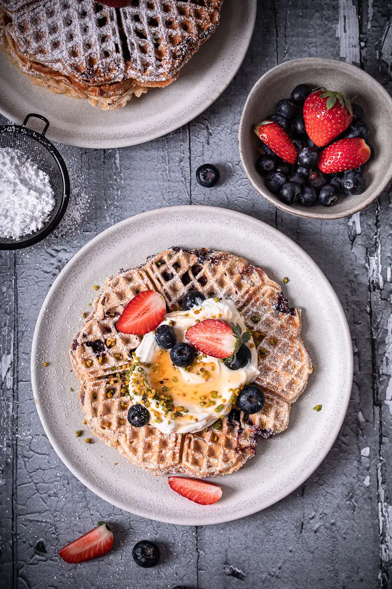 Proteinreiche Skyr Waffeln mit Blaubeeren