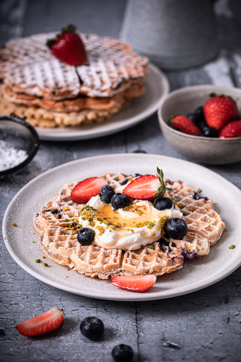 Proteinreiche Skyr Waffeln mit Blaubeeren