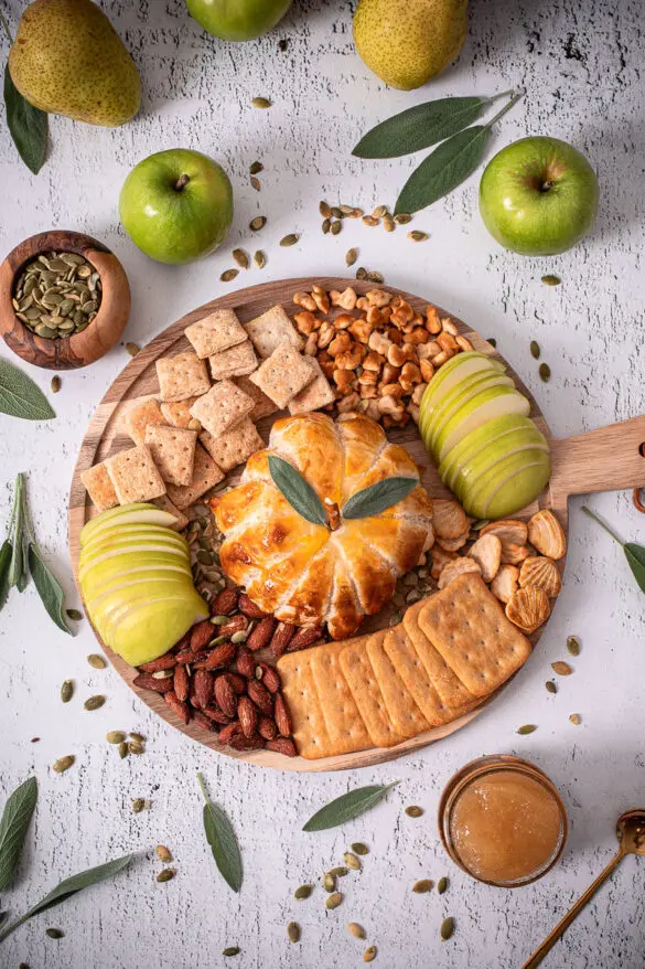 Gefüllter Brie im Blätterteigmantel im Kürbislook